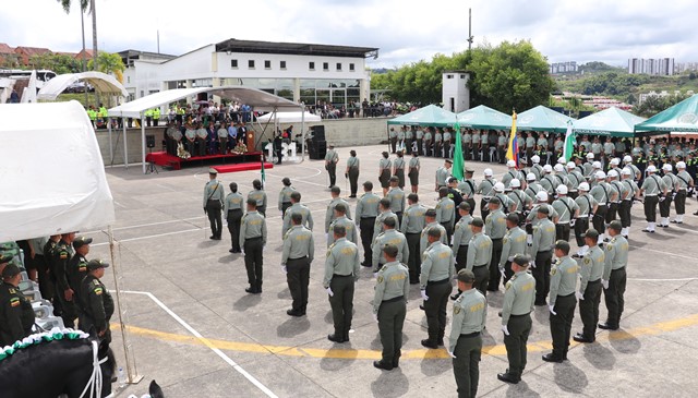 Celebramos este onomástico, trabajando con honor y vocación policial, por los habitantes de Colombia Cumplimos-131-años-de-servicio-a-nuestra-comunidad-Dios-y-Patria-es-un-honor-ser-Policía