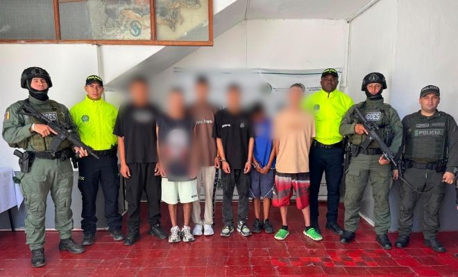seis personas capturadas y cinco polic&iacute;as