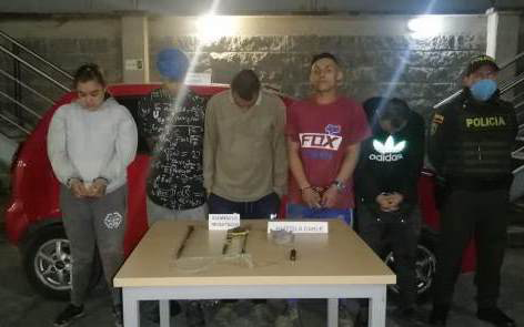 Desarticulamos grupo delincuencial dedicado al hurto de cable de fibra óptica en la ciudad de Pereira  3 personas capturadas-policías custodiando-elementos incautados