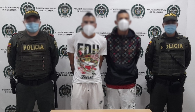 Dos hombres capturados por hurtar un celular, utilizando para ello un arma corto punzante Dos hombres capturados por hurtar un celular, utilizando para ello un arma corto punzante
