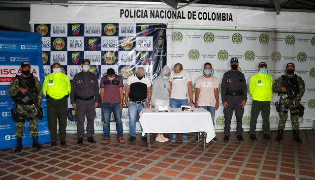 Ejecutamos la “Operación Cazadores” en el área metropolitana de Pereira Personas capturadas-policías custodiando