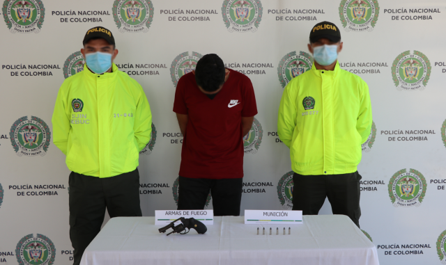 En-diligencia-de-registro-y-allanamiento-capturamos-un-hombre-con-un-arma-de-fuego-ilegal La-actividad-operativa-se-materializó-en-el-barrio-Villa-Consota-de-la-capital-risaraldense