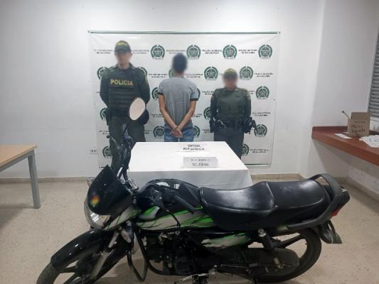 En el barrio la Esneda, capturamos un hombre que momentos antes se hurto una motocicleta Persona capturada-policías custodiando-motocicleta recuperada