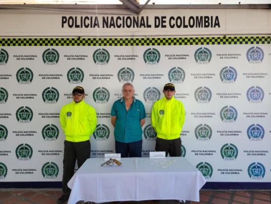 Al interior de la vivienda fue encontrada un arma de fuego y varias dosis de cocaína