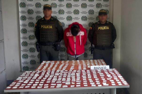 En el barrio Málaga de la capital risaraldense capturamos un hombre con diferentes estupefacientes Persona capturada-policías custodiando