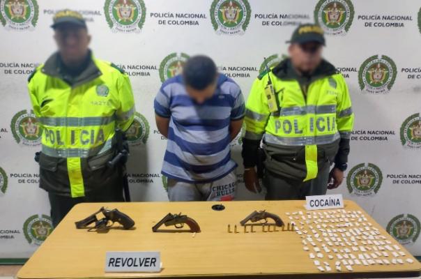 En el barrio Matecaña se movilizaba un hombre con tres armas de fuego y varias dosis de basuco persona capturada-policías custodiando-elementos incautados