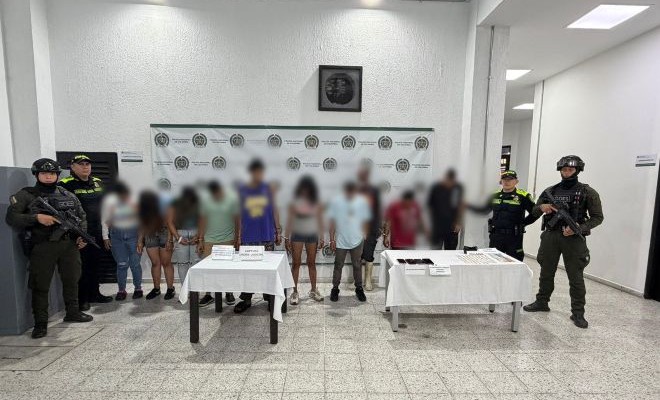 cuatro policías, diez ciudadanos capturados, cuatro celulares, dosis de estupefacientes y dinero en efectivo