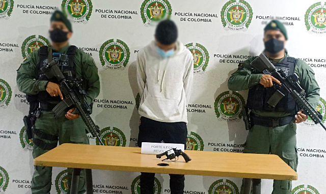 En flagrancia capturamos una persona con un arma de fuego ilegal en la capital risaraldense En flagrancia capturamos una persona con un arma de fuego ilegal en la capital risaraldense