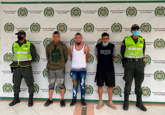 En-la-ciudad-de-Pereira-capturamos-cuatro-hombres-quienes-momentos-antes-se-hurtan-dos-vehículos Recuperamos-los-automotores-hurtados-cuando-pretendían-huir-hacia-el-municipio-de-Alcalá-Valle