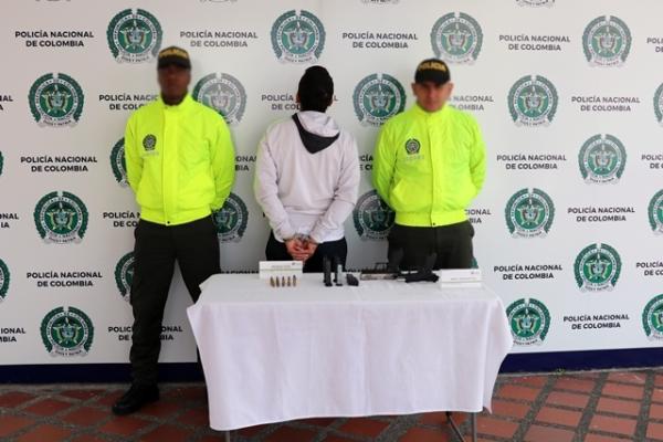 Los elementos incautados son 22 cartuchos de diferentes calibres, un chaleco, entre otros 