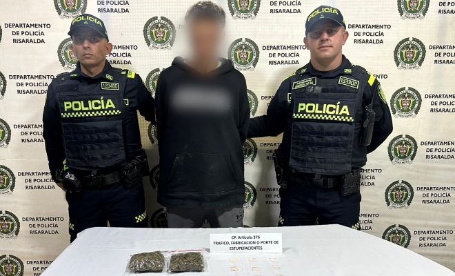 dos policías captores, un hombre capturado, e incautación de marihuana y base de coca