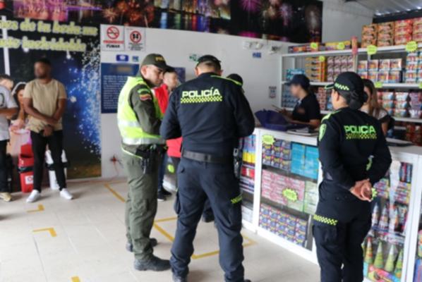 En-Pereira-Dosquebradas-y-la-Virginia-realizamos-procedimientos-de-incautación-de-pólvora  Entre-los-elementos-incautados-encontramos-papeletas-volcanes-culebras-chorrillos-entre-otros