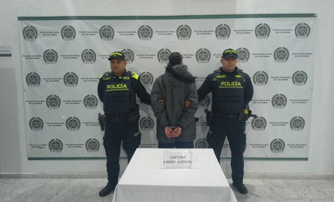dos polic&iacute;as captores y un ciudadano capturado con orden judicial