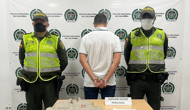 Hombre capturado por usurpación de las funciones públicas en la zona céntrica de la capital risaraldense  Al-hoy-capturado-se-le-encuentran-varios-elementos-utilizados-para-inspección-propios-de-la-secretaria-de-salud-de-Pereira