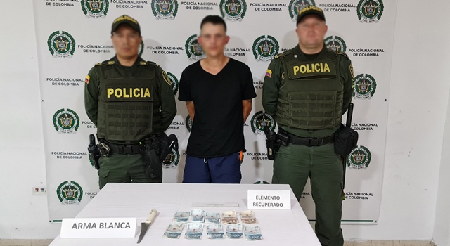 Hombre es capturado, luego de hurtar el producido de un conductor de un bus de servicio público Persona capturada-policías custodiando-elementos incautados