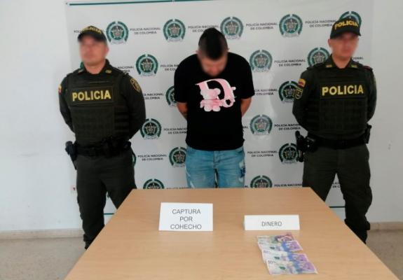 Hombre es capturado por ofrecer dinero a la patrulla policial  Capturado por soborno