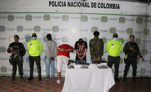 Incautamos importante arsenal en una vivienda del barrio Matecaña personas capturadas-policías custodiando