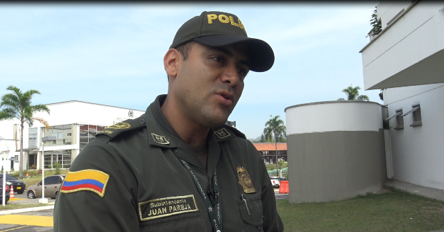 El-señor-Subintendente-Juan-Guillermo-Pareja-sirve-de-enlace-entre-la-institución-y-los-manifestantes