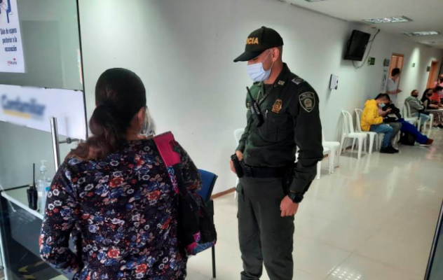 La-Policía-Nacional-en-Pereira-garantiza-la-seguridad-de-la-vacunación-contra-el-COVID-19 Recomendamos-a-la-ciudadanía-del-área-metropolitana-de-Pereira-respetar-los-protocolos-de-bioseguridad