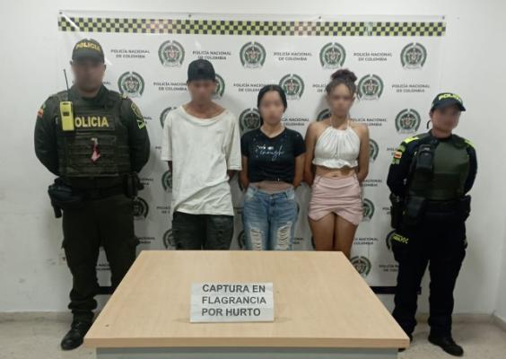 Personas capturadas-policías custodiando