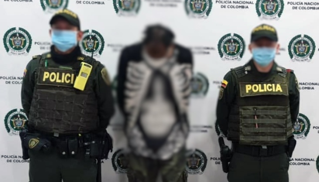 Mediante-reacción-policial-se-captura-un-hombre-por-hurto-a-cable-y-fibra-óptica La-actividad-operativa-se-ejecutó-en-cerca-al-terminal-de-transportes-de-la-capital-risaraldense