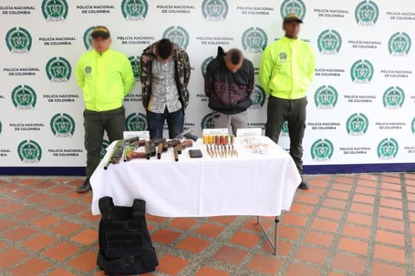 914 dosis de "bazuco", una pistola calibre 22, cinco escopetas, 102 cartuchos de diferente munición