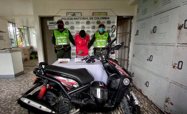 Mediante-reacción-policial-capturamos-un-hombre-por-el-delito-de-hurto-en-la-ciudad-de-Pereira Se-logra-la-recuperación-de-un-celular-y-se-incautó-una-motocicleta-utilizada-para-cometer-el-ilícito