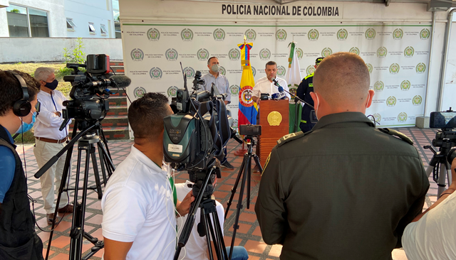Un sincero homenaje a todos los periodistas por su invaluable labor. Un sincero homenaje a todos los periodistas por su invaluable labor.
