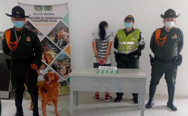 Nuestro canino Rubén, nuevamente permite la captura de una mujer con estupefacientes Persona capturada-policías custodiando