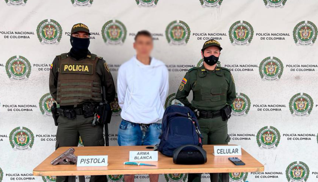 Ofensiva contra el hurto en todas sus modalidades en los municipios de Pereira y Dosquebradas Persona capturada-policias custodiando