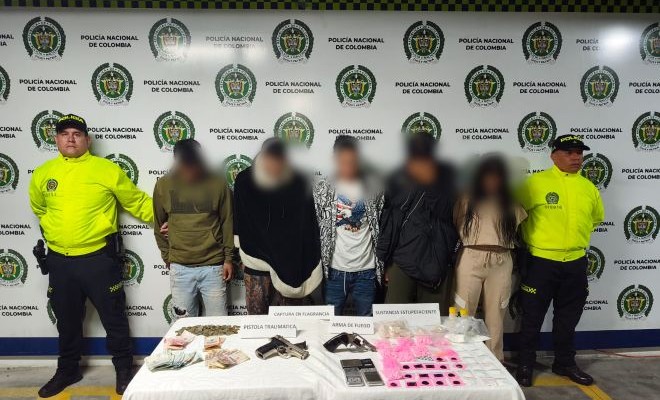 dos polic&iacute;as, cinco capturados, dos armas de fuego, dosis de estupefacientes, dinero en efectivo