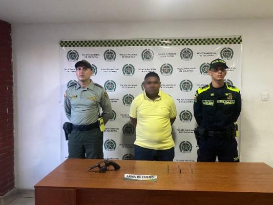 Persona capturada-policías custodiando