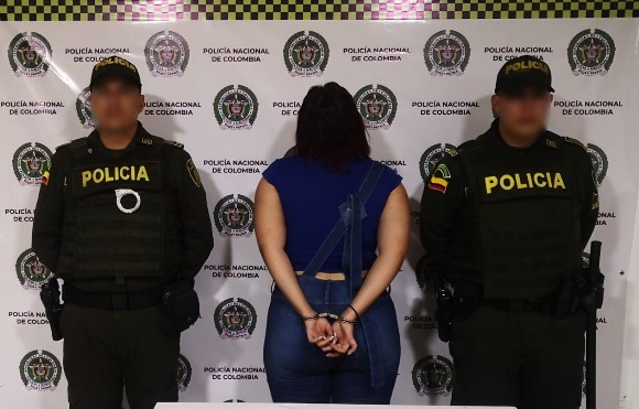 Capturada por porte de estupefacientes  Capturada por porte de estupefacientes