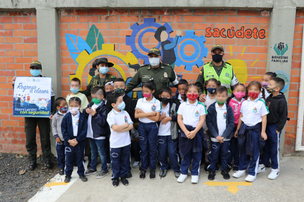 Regreso a clases reencuentro con seguridad y bioseguridad en el área metropolitana de Pereira Policías con niños en regreso a clases