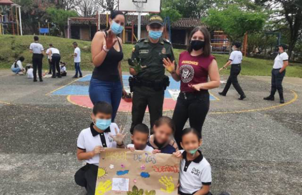 Resaltamos-las-acciones-ejemplares-de-nuestros-uniformados-de-la-estación-Ciudadela-del-Café  El-Intendente-Mauricio-Cárdenas-y-el-Patrullero-Fabio-López-trabajan-día-a-día-por-el-bienestar-de-nuestros-ciudadanos
