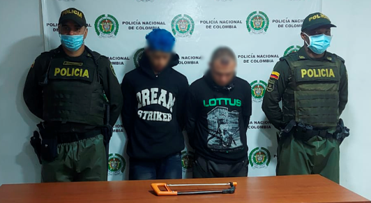 Seguimos combatiendo el hurto en todas sus modalidades en el área metropolitana de Pereira 2 personas capturada-policías custodiando-elemento incautado