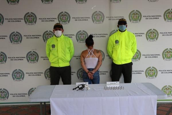 Siete capturas por el delito de fabricación, tráfico o porte de armas de fuego o municiones Capturada custodiada por policías