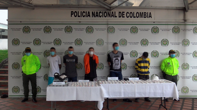 Desarrollamos en las últimas horas la operación “Los del Alto” en el barrio 20 de Julio de Pereira Mediante-allanamiento-logramos-la-captura-de-cinco-hombres-y-la-incautación-de-4.000-dosis-de-cocaína