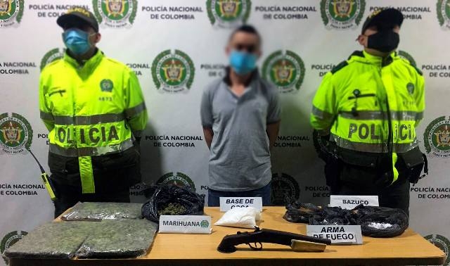 Un-hombre-conocido-como-el-caleño-transportaba-un-arma-de-fuego-y-sustancias-alucinógenas La-actividad-operacional-se-realiza-en-el-barrio-nacederos-de-la-capital-risaraldense