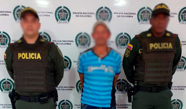 Un hombre se desplazaba por la zona céntrica de la capital risaraldense con un arma de fuego Persona capturada-policías custodiando