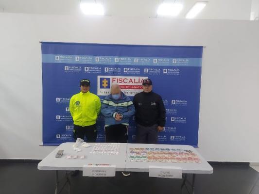 Un sujeto conocido como el abuelo, se le encuentra en su poder varias dosis de cocaína, dinero y una gramera
