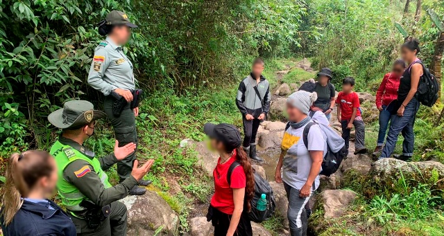 Velamos por los recursos naturales el medio ambiente y en contra del manejo ilícito de especies exóticas Policía brindando información sobre fauna y flora