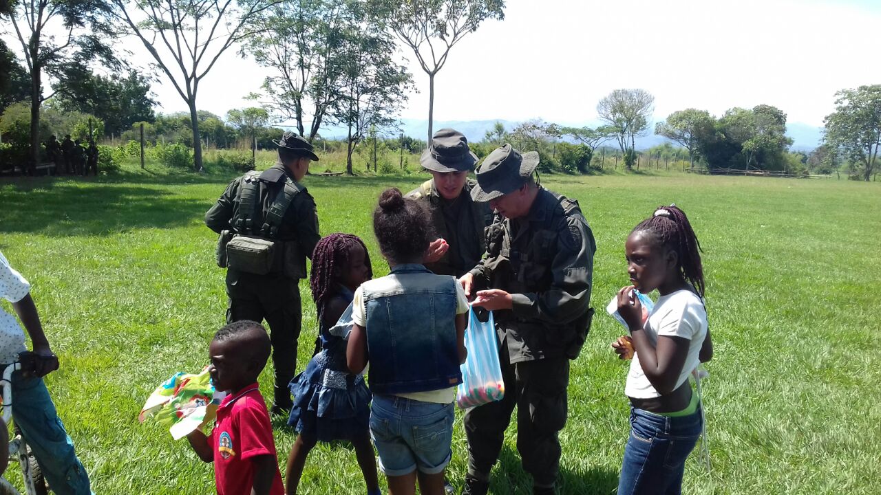 Escuadrón Movil de Carabineros se une a la celebración decembrina con el agro policia-carabineros-navidad-campo-colombia