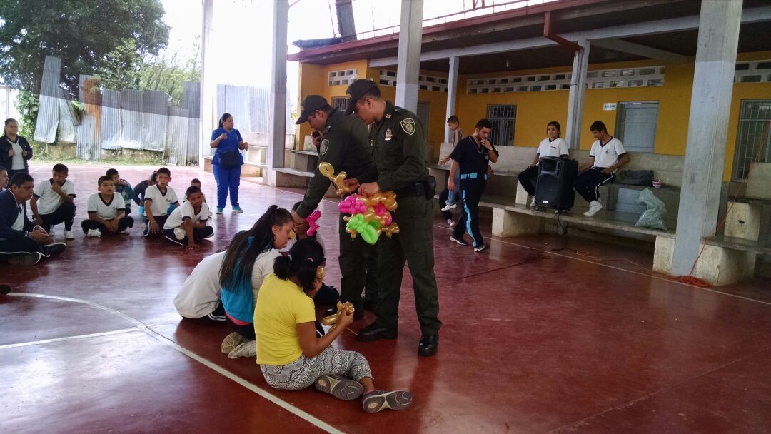Niños con síndrome de Down escriben historias llenas de emociones y sentimientos al lado de la Policía Niños con síndrome de Down escriben historias llenas de emociones y sentimientos al lado de la Policía