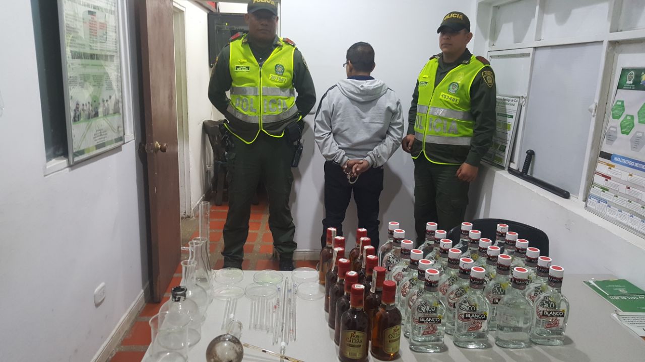 Licor adulterado incautado en Cali Policía evita comercilaización de licor adulterado en Cali