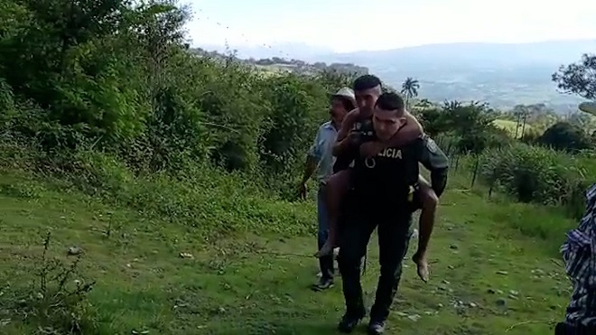 Miguel disfrutara en compañía de su familia esta navidad Policía cargando persona en los hombros