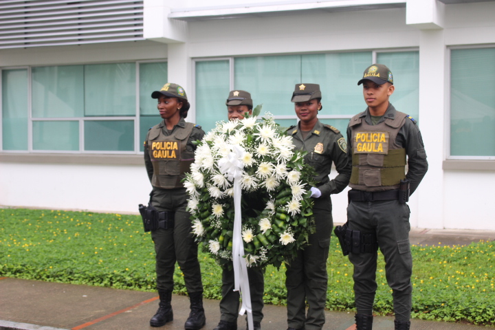 Con-ofrenda-floral-rendimos-homenaje-a-nuestros-compañeros-víctimas-del-conflicto