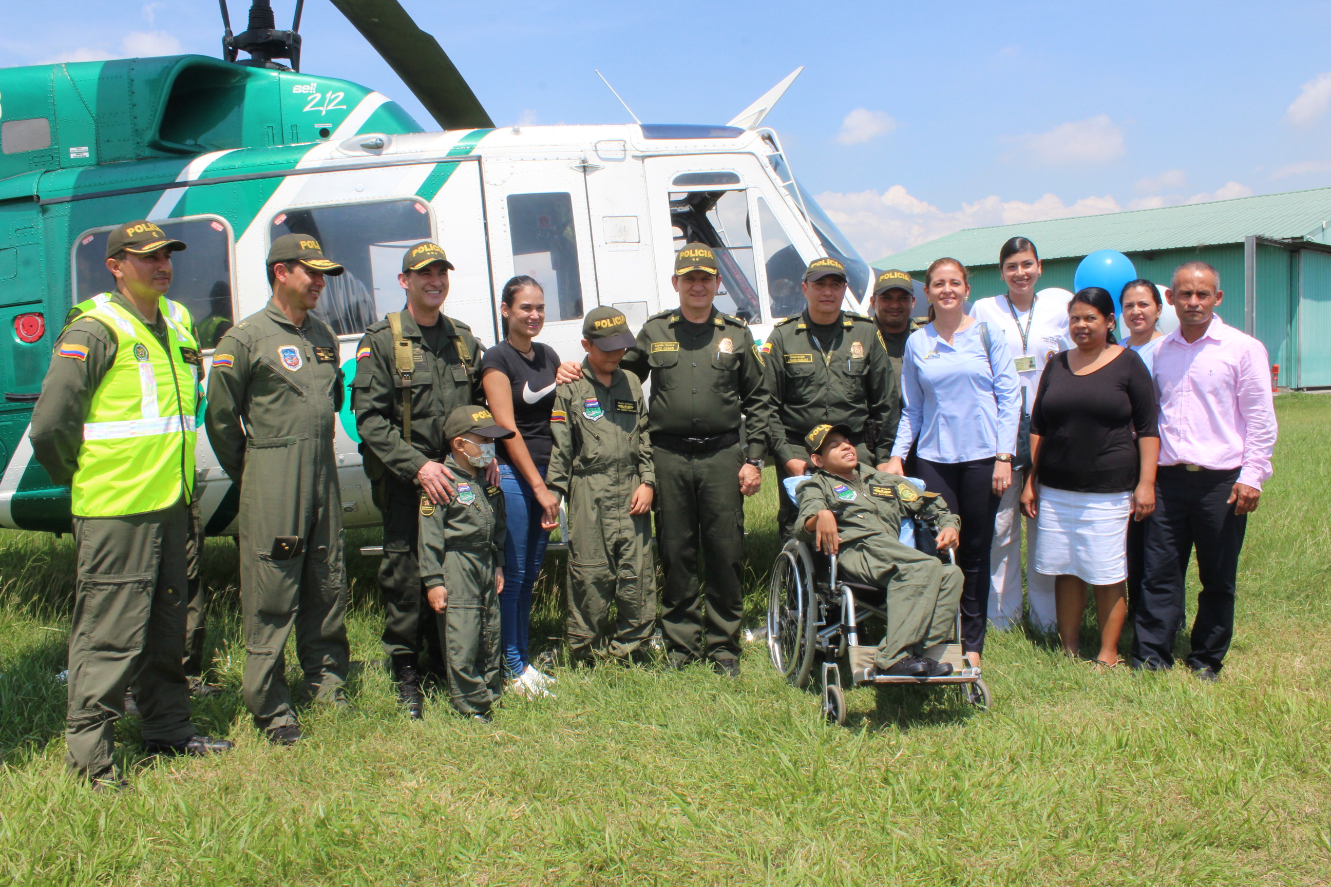 Tres niños vuelan en helicoptero de la Policía Policías en Cali cumpliendo los sueños de los niños