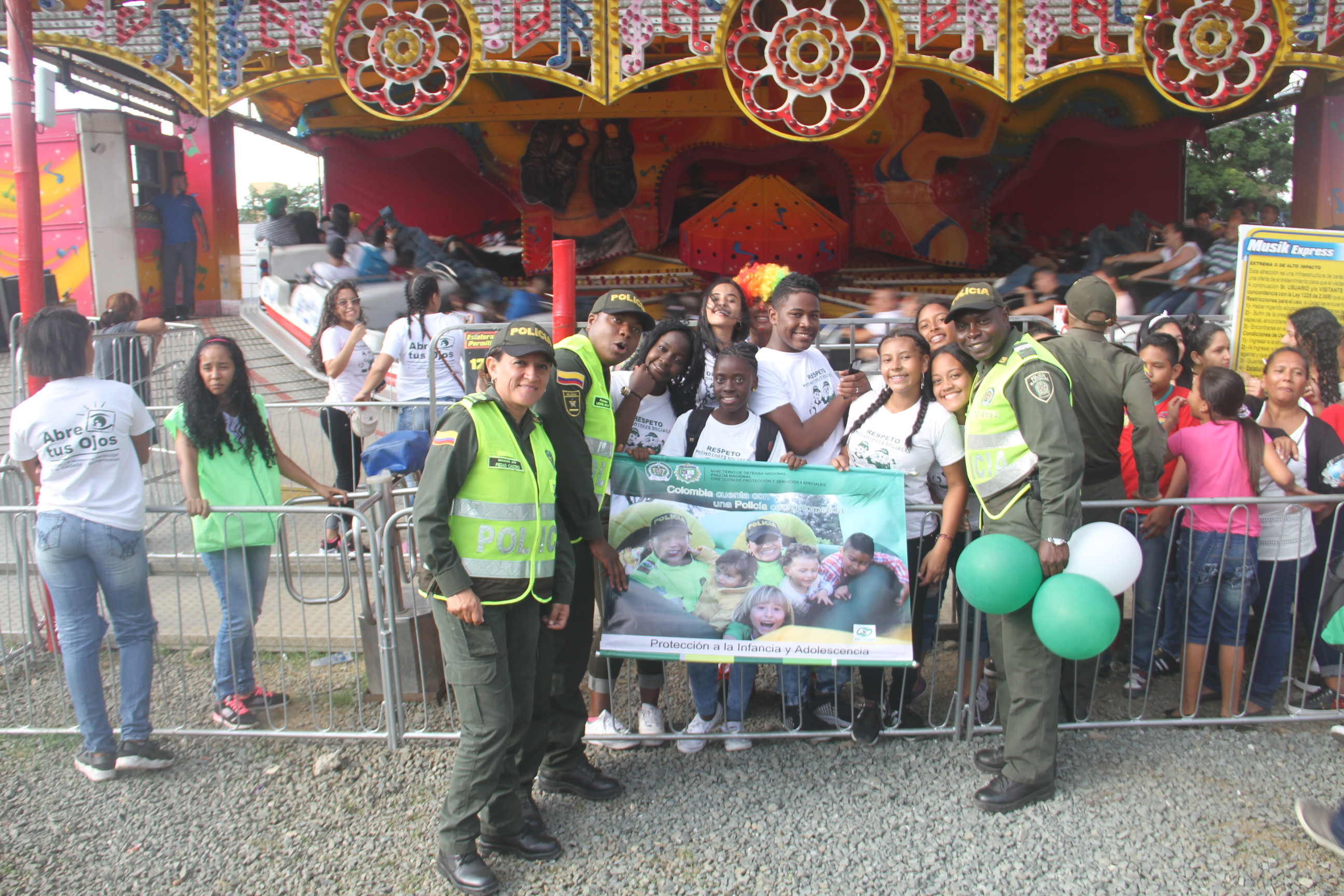 En Cali se celebra el cumpleaños de la Policía Nacional Policía lleva 400 niños y jóvenes de Cali a la rueda