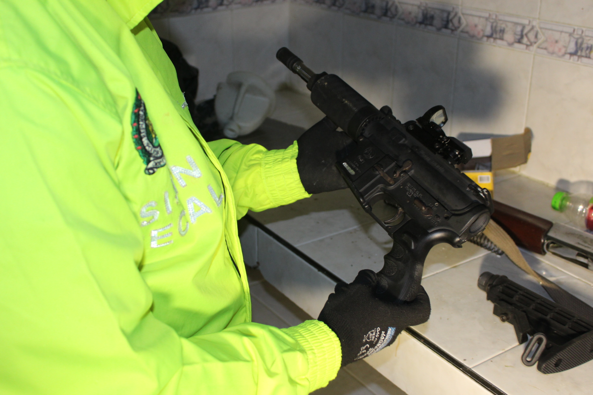 Arma de alto poder incautada en allanamiento contra 'El chichero' Incautadas tres armas de fuego y estupefacientes